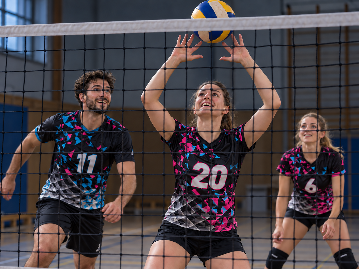 KI-generiertes Symbolbild: Erwachsene beim gemischten Volleyballspiel in einer Sporthalle.